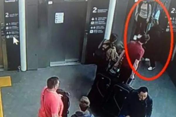 Patru românce prinse în flagrant în timp ce furau într-un aeroport din Italia. Două dintre ele sunt însărcinate