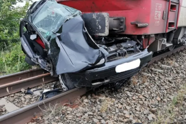 Accident în Argeș. Mașină spulberată de tren. Șoferul a scăpat ca prin minune, deși automobilul a fost făcut țăndări FOTO