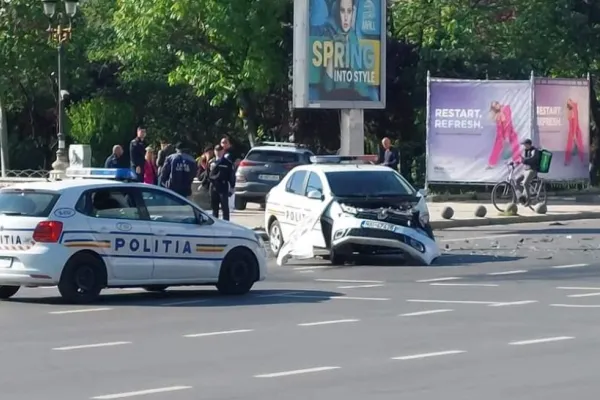 Mașină de poliție, făcută „acordeon” în centrul Capitalei. Accidentul care a surprins trecătorii din Piața Unirii