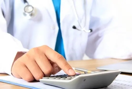Ce români vor mai plăti impozit pe concediul medical? Guvernul a modificat a treia oară ordonanța de urgență