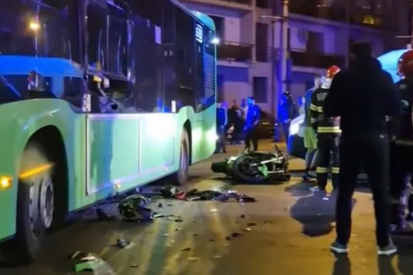 Accident grav pe Bulevardul Iuliu Maniu, din Capitală. Un motociclist s-a izbit violent de un autobuz VIDEO