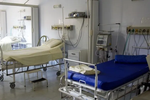 Caz șocant: Un român, abandonat pe un pat de spital din Italia. A fost victima unui atac violent