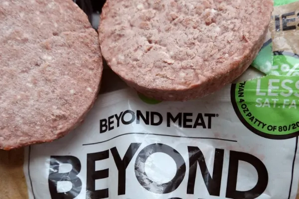 Studiul care îi pune pe jar pe vegani: Carnea artificială din plante este mai rea pentru sănătate decât consumul de carne adevărată