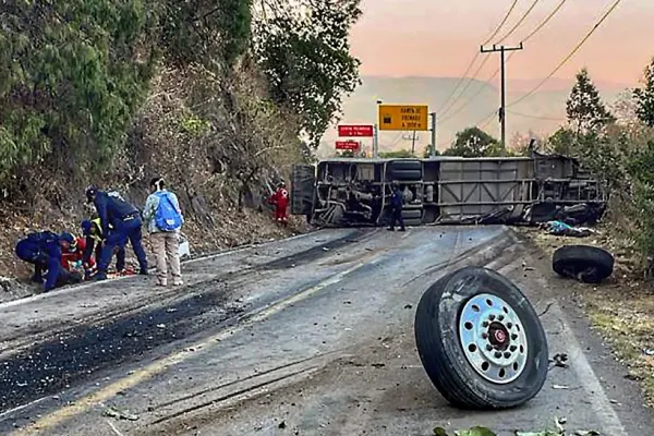 Accident grav. Un autobuz plin cu pasageri s-a răsturnat: cel puțin 14 morți, zeci de răniți. Șoferul a fugit