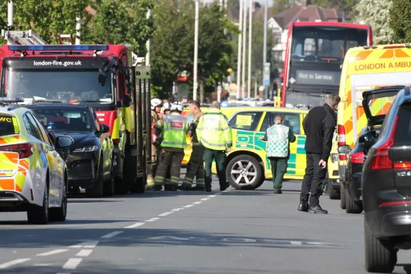 Atac sângeros la metroul din Londra. Pasageri și polițiști, înjughiați de un bărbat înarmat cu o sabie. 5 oameni duși la spital- VIDEO