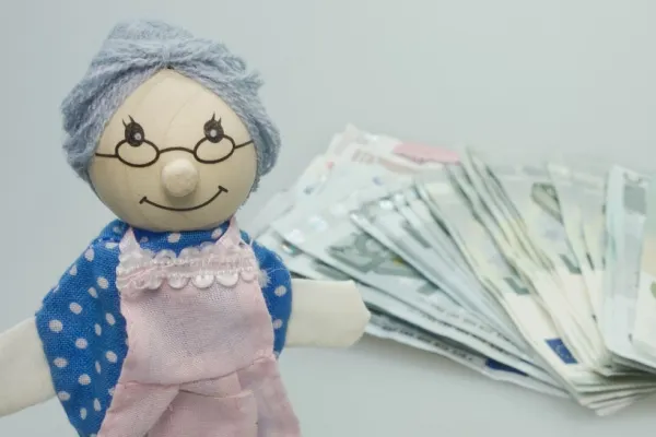 Începe distribuirea deciziilor de pensionare după recalculare. Pensionarii vor afla câți bani primesc în septembrie