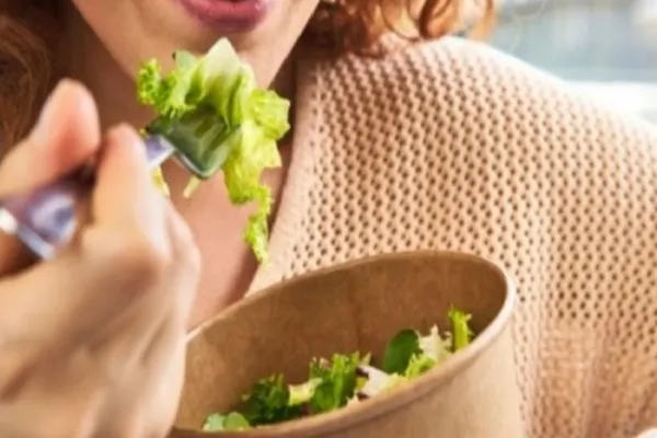 Cea mai populară salată de primăvară îți distruge, de fapt, sănătatea. Avertismentul unui nutriționist