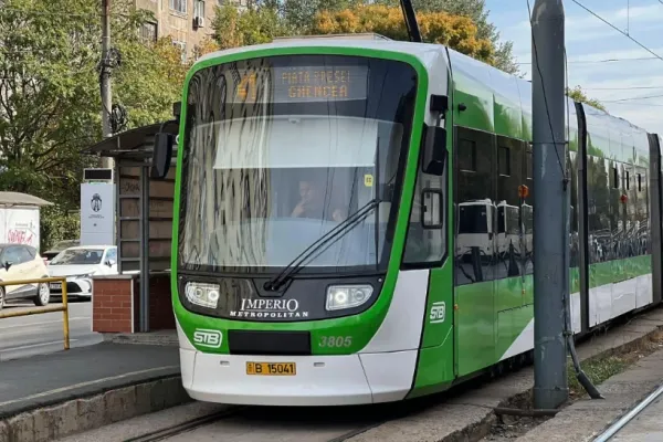 Circulația tramvaielor pe linia 41, blocată din cauza unui accident: o mașină a rămas blocată pe linii, după ce a rupt parapetul - anunțul STB pentru călători