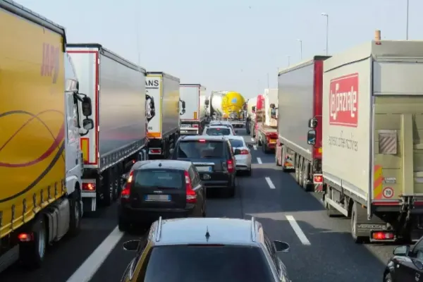 Direcţia Regională Vamală Iaşi a descoperit bunuri în valoare de 910.000 lei într-un camion care venea din Grecia şi se îndrepta către Ucraina