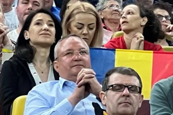 Ciolacu și Ciucă, prezenți la ultimul meci al Generației de Aur. Legendele fotbalului românesc au făcut spectacol în fața a peste 50.000 de oameni