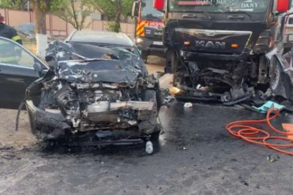 O femeie a adormit la volan şi a intrat cu mașina într-un TIR: mama ei, aflată în autoturism, a murit. Accident cumplit în județul Galați