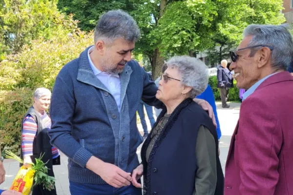 Marcel Ciolacu, de vorbă cu pensionarii la Tulcea. Vizită în casa unei familii cu patru copii