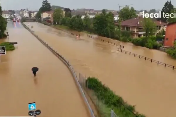 Inundații devastatoare în Italia. Oamenii sunt evacuați din case