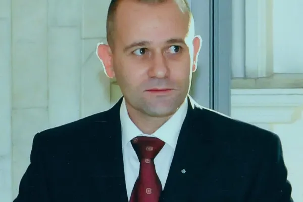 Echipa Realitatea PLUS, bruscată în fața casei generalului Dumbravă. A fost necesară intervenția poliției VIDEO