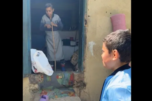 Fapte bune de sărbători: Copiii sărmani au primit haine și alimente cu sprijinul preotului Dan Damaschin