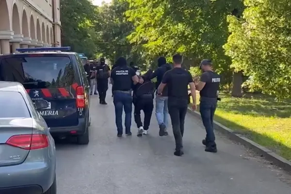 Traficantul de migranți care a înjunghiat 2 polițiști de frontieră, prins după 12 ore de căutări. Bărbatul a fost dus direct la audieri