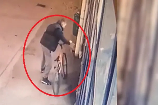 Bărbat, căutat de polițiști după ce a furat bicicleta unui copil, la Buzău. Întreaga scenă a fost filmată