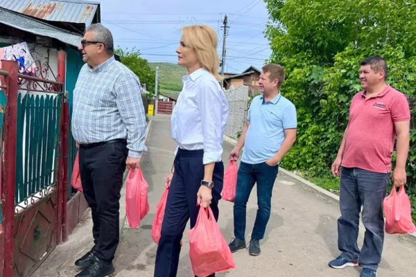 Revoltător: voturile românilor nevoiași, "cumpărate" cu sacoșa! PSD, acuzat de reprezentanții AUR că a împărțit alimente în scop electoral de 1 mai, în Prahova