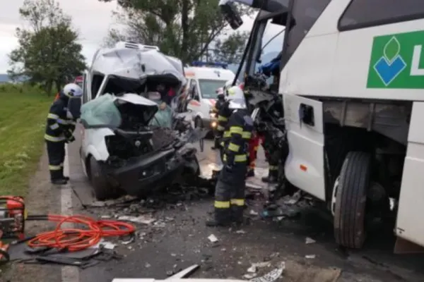 Accident grav în Râşnov. Impact devastator între un autobuz cu pasageri și o camionetă: un mort, 3 răniți. Circulația, blocată complet