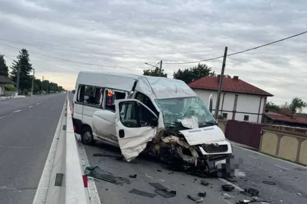 Accident grav în Dolj: Un microbuz s-a ciocnit cu o cisternă