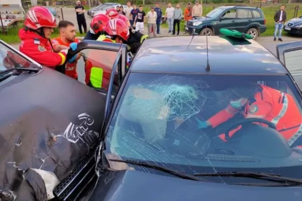 Trei persoane, rănite într-un accident produs la Petroşani. Circulaţia rutieră a fost deviată pe parcursul intervenţiei