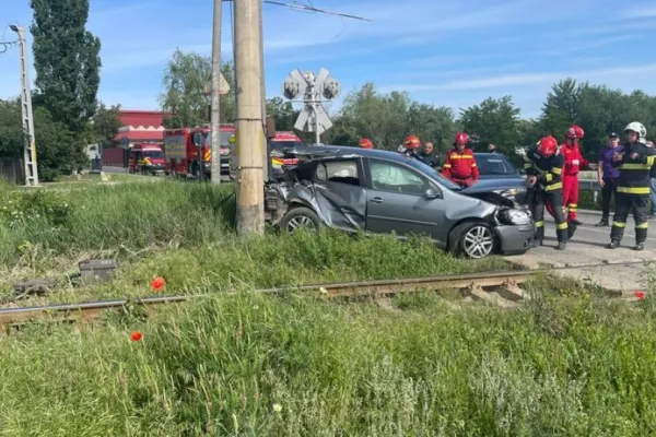 Accident grav la Târgu Frumos: O mașină a fost lovită de tren. Șoferul a scăpat miraculos cu doar câteva răni ușoare
