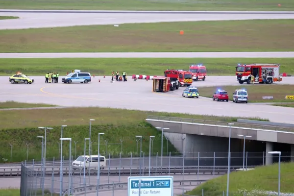 Incidente în Germania. Aeroportul din Munchen, luat cu asalt de activști. S-au lipit de pistă cu superglue