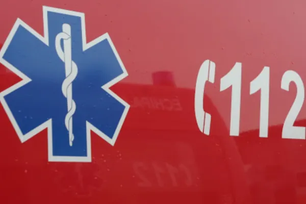 Două adolescente, lovite de un autoturism pe o trecere pentru pietoni, în Vaslui