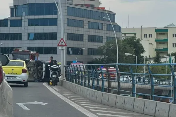 Podul Basarab, blocat de un accident rutier grav. O mașină s-a răsturnat, 7 persoane rănite, transportate la spital