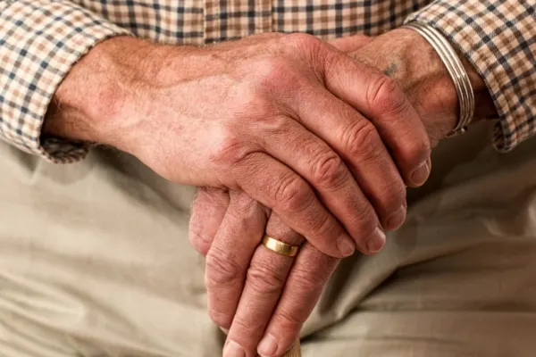 Româncă, acuzată că a furat aproximativ 2 milioane de euro de la bătrânul pe care l-a îngrijit timp de 7 ani, în Italia