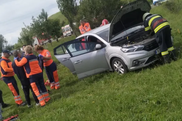 Accident grav pe DN 66, în Hunedoara. Două mașini s-au izbit frontal. 4 persoane au fost rănite