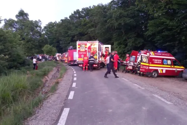 Un tânăr de 17 ani a MURIT, alți 7 au ajuns la spital în urma unui accident grav în Bistrița Năsăud. S-a activat Planul Roșu de Intervenție