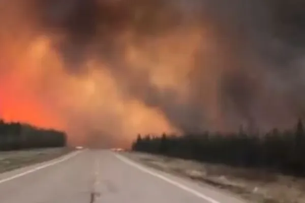 Primele incendii majore de vegetație, mii de oameni evacuați. Canada, sub flăcări
