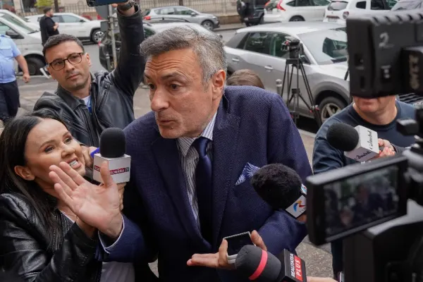 Echipa Realitatea, filată în timp ce îl aștepta pe Coldea. Personaje îmbrăcate în civil stau de planton la vila lui Coldea - VIDEO