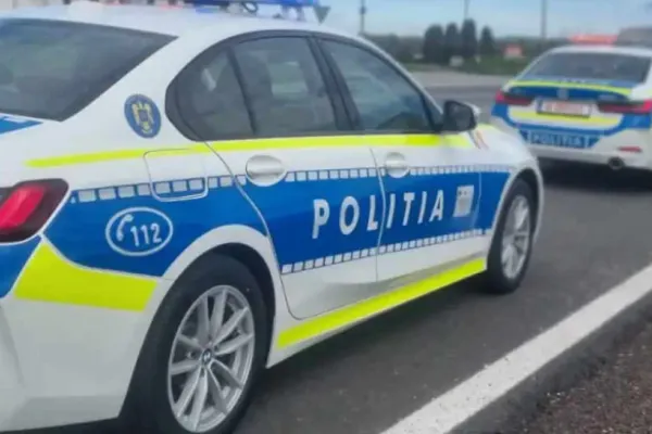 Accident pe șoselele din România între o mașină și o motocicletă. Șoferul motorului a scăpat ca prin minune