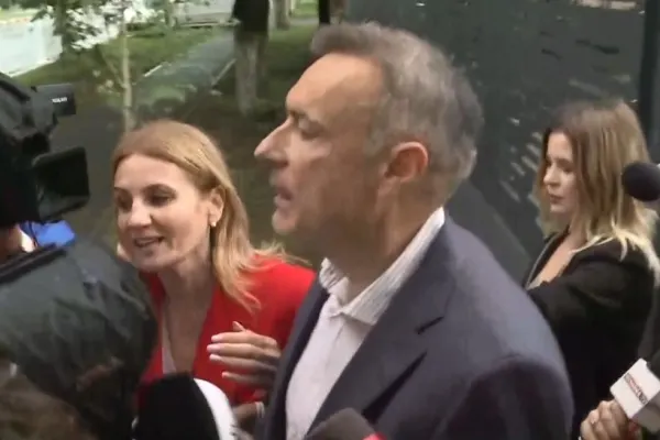 Jurnaliștii statului paralel au atacat, din nou, postul Realitatea. Cine sunt cei care au făcut scut în jurul lui Coldea