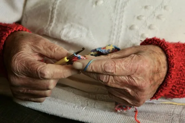 O femeie din Suceava a încercat să obțină pensionarea cu o adeverință falsă. Ce pedeapsă riscă acum