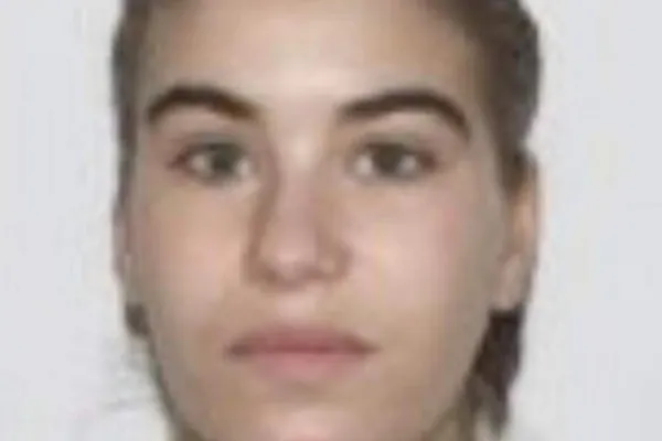 Florentina are 20 de ani și a fost dată dispărută. Polițiștii cer sprijinul populației