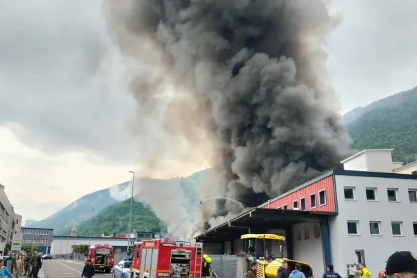 Incendiu devastator în Italia la o fabrică de stații de încărcare pentru mașinile electrice. Spațiul aerian, închis