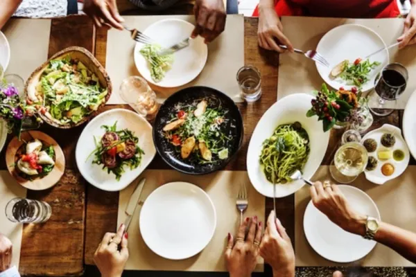 Încă un restaurant din România le-a cerut părinților să-și țină copiii la masă: controverse în mediul online