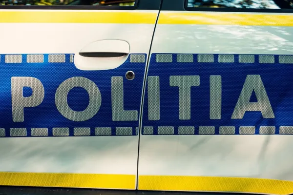 Bărbat în stare gravă, după ce a fost spulberat de o mașină de poliție pe trecerea de pietoni