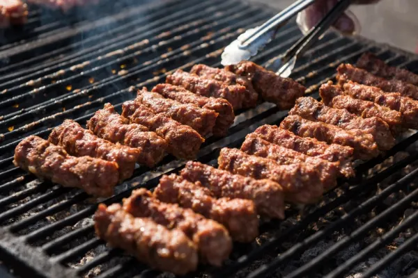 Un restaurant românesc face furori în Japonia. Un român vinde mici în țara sushi-ului