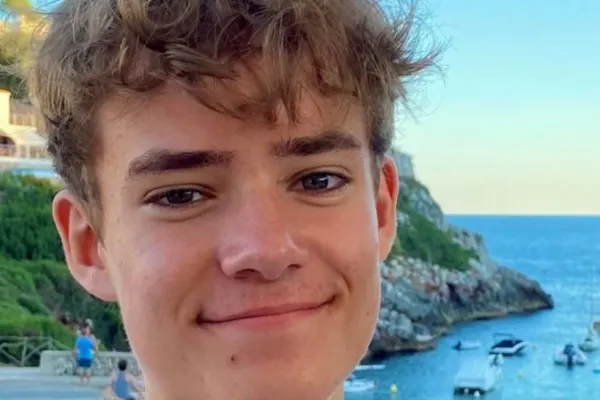 Fiul unui cunoscut artist a murit la doar 18 ani. Problemele de sănătate au început cu o banală durere de picioare