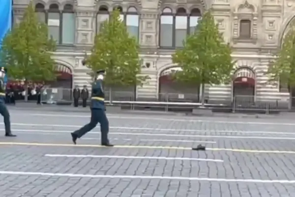 Scenă hilară la Moscova. Un soldat și-a pierdut pantoful la parada de Ziua Victoriei - VIDEO