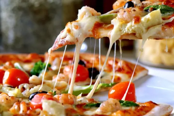 Fără merdenele, pizza și sucuri în apropierea școlilor! Soluția Ministerul Sănătății pentru problemele legate de greutatea copiilor - lista ALIMENTELOR INTERZISE