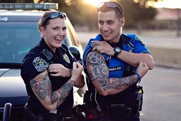 Polițiștii au primit dezlegare la tatuaje. Zonele corpului unde au voie cu desene pe piele, conform modificărilor la Statutul Polițistului