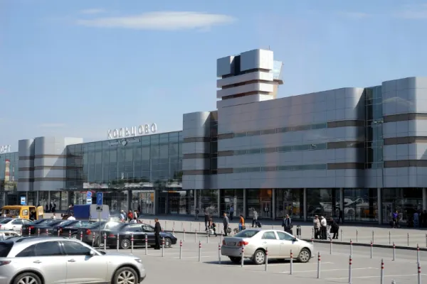 Angajat al unui aeroport din Rusia, în stare critică după ce a fost călcat de avion: bărbatul și-a pierdut un picior