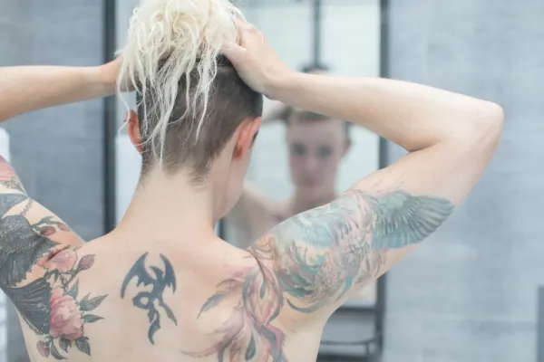 Noi REGULI pentru saloanele de tatuaj: minorii NU mai pot beneficia de procedură și nici să își facă piercinguri. Ce a decis Ministerul Sănătății