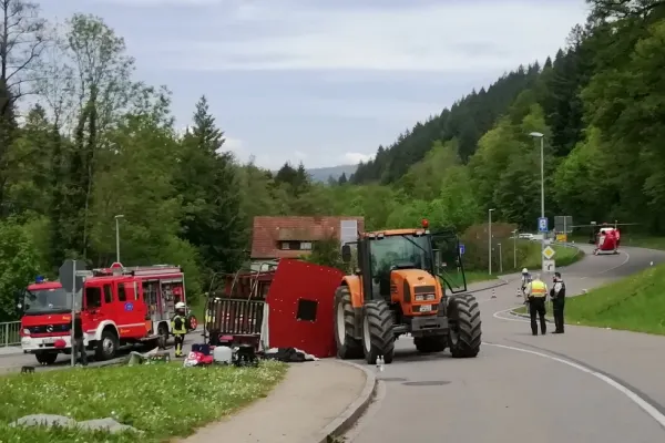 O remorcă s-a răsturnat la o defilare de 1 Mai, în Germania: aproximativ 30 de răniţi, dintre care 10 grav. Mai multe elicoptere din Elveția, trimise pentru a interveni