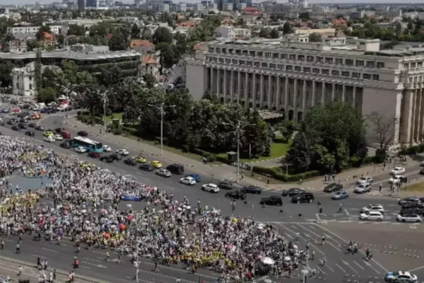 Protest FNSA la ușa guvernului, în Piața Victoriei. Ce revendicări au sindicaliștii din administrație